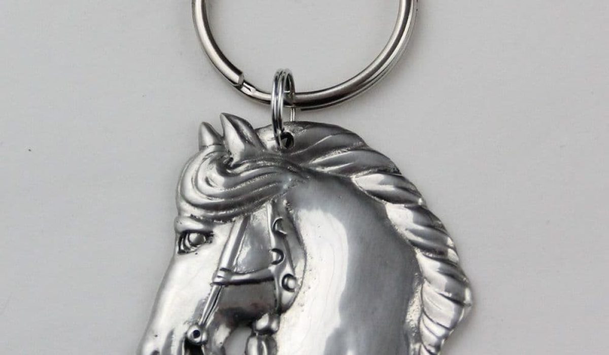 découvrez notre porte-clés cheval guide, un accessoire pratique et élégant parfait pour les amateurs de chevaux. idéal pour garder vos clés organisées avec style.